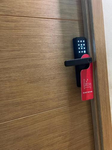 a door latch with a red tag on a wooden door at Malaga Rooms in Málaga
