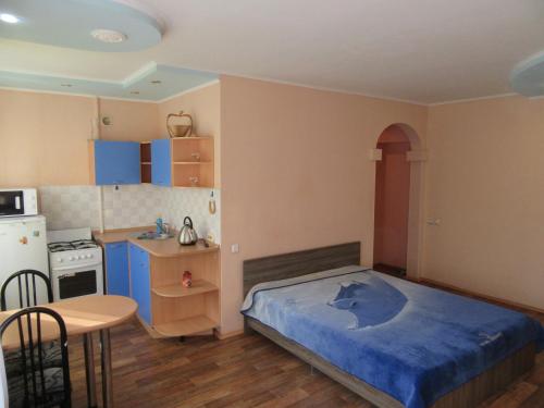 ペルミにあるApartments on Krasnovaの小さなキッチン(青いベッド1台付)