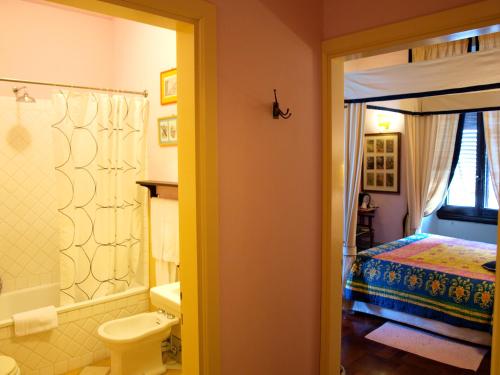y baño con cama, ducha y aseo. en Residenza Johanna I, en Florencia