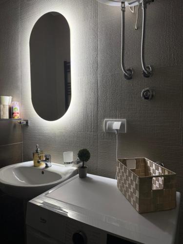 a bathroom with a sink and a mirror at El Paso Grande in Ledine