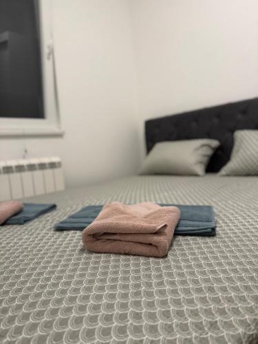 a pair of towels sitting on a bed at El Paso Grande in Ledine