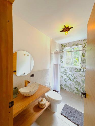 a bathroom with a toilet and a mirror at Casa Li Tayrona in El Zaino