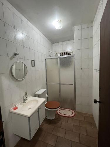 a bathroom with a shower and a toilet and a sink at Recanto Rosa Maria in Monte Sião