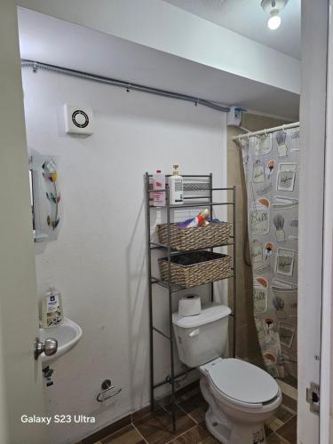 a bathroom with a toilet and a sink at La comodidad a tu alcance in Bata