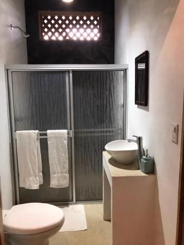 a bathroom with a shower with a toilet and a sink at Fuga Ecolodge casa de campo in Carara
