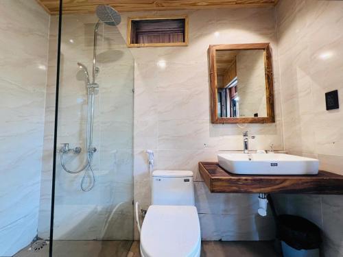 a bathroom with a toilet and a sink and a shower at Mimoza homestay cầu đất in Xuân Trường