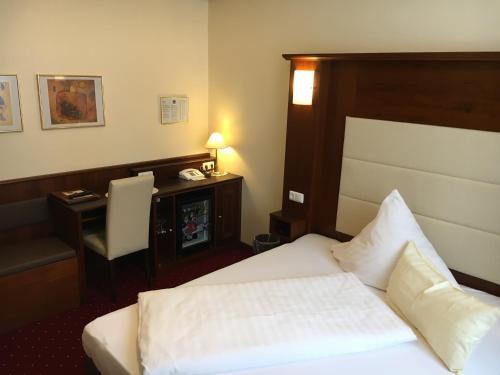 Postel nebo postele na pokoji v ubytování Klassik Hotel am Tor
