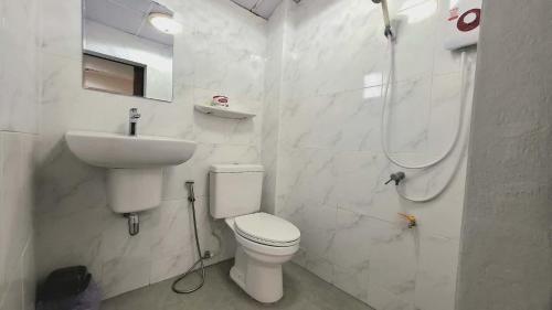 a bathroom with a toilet and a sink and a shower at Ratchawong Place ราชวงศ์ เพลส --หลังพ่อขุน-- in Phayao