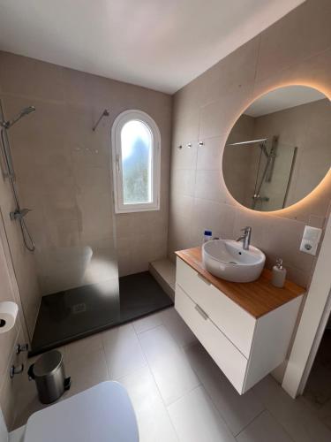 a bathroom with a sink and a shower and a mirror at Adosado en residencial in Mijas Costa