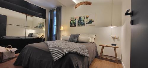 a small bedroom with a bed and a window at Piazzetta della Torre in Chiavari