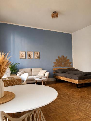 ein Wohnzimmer mit Sofa und Bett in der Unterkunft Apartment Boho in Cottbus