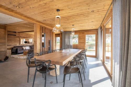La Vallée Cerena Luxury Chalet with Indoor Pool Sauna & Fireplace