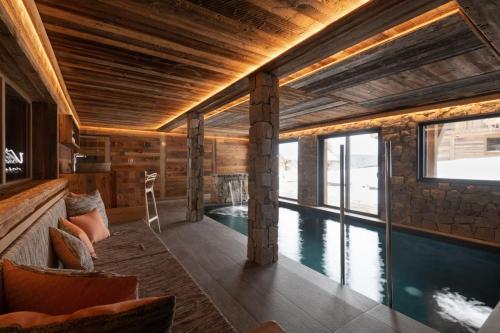 La Vallée Cerena Luxury Chalet with Indoor Pool Sauna & Fireplace