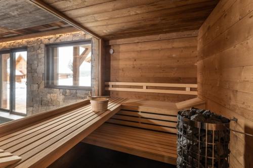 La Vallée Cerena Luxury Chalet with Indoor Pool Sauna & Fireplace