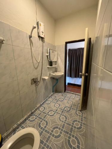 a bathroom with a shower and a toilet and a sink at Simple Life Talay & Divers Resort in Ko Tao