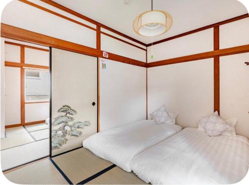 4 min to Namba by subway, 5 min walk to station, Japanese style, 2 toilets,2 tatami bedroom,2-5 people