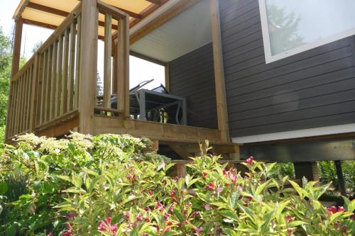 a house with a porch with a deck at Sideschlee Chalet aan het water in Wintger