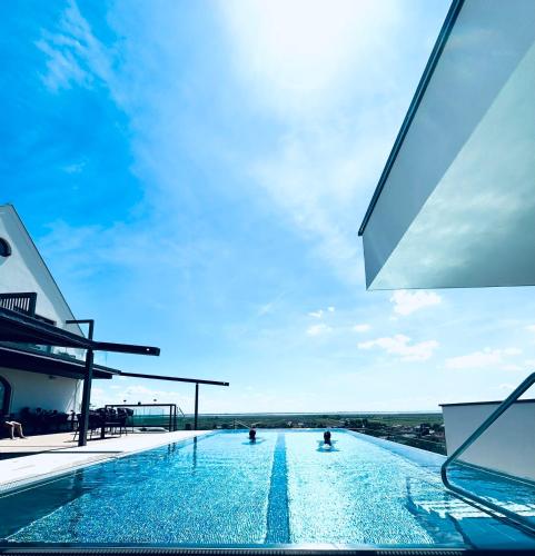 Swimmingpoolen hos eller tæt på Weingut & Gästehaus zum Seeblick - Familie Sattler