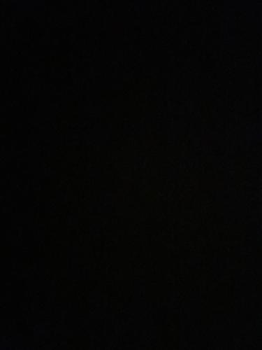 a dark room with a black background at Rum Alora in Disah