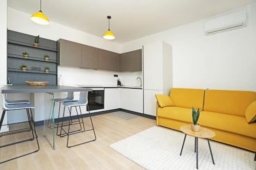 Patty 2 Modern and brand new apartment close to the center with private parking