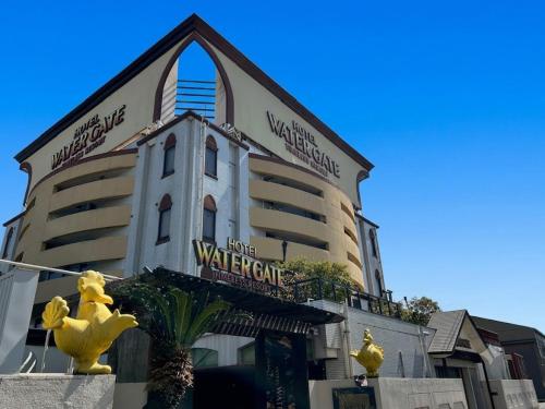 a large building with a sign that reads the watervent at ホテル-ウォーターゲート-岐阜-大人用- in Gifu