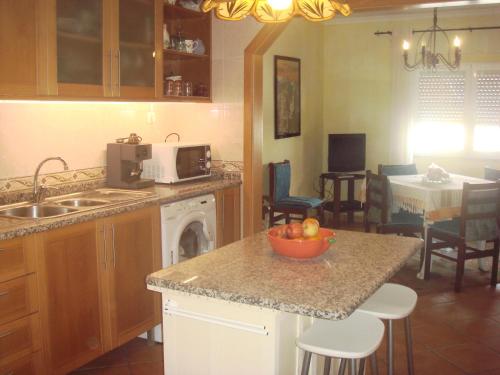 a kitchen with a bowl of fruit on a counter at Bela Vista in Lourinhã