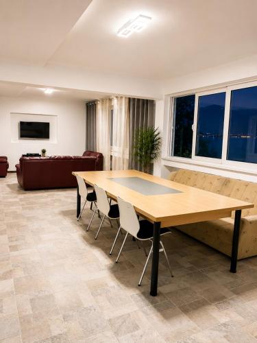 a living room with a wooden table and chairs at Bayview in Grabe