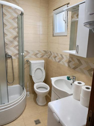 a bathroom with a toilet and a sink and a shower at Bayview in Grabe