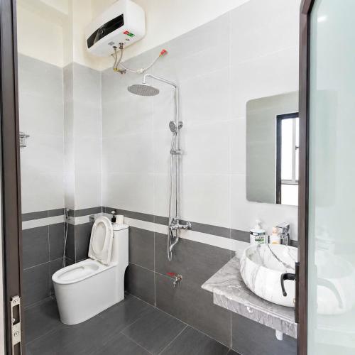 a bathroom with a toilet and a sink at My Peaceful House Ninh Bình in Phúc Trì
