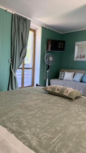 a bedroom with green walls and a large bed at La Dimora di Armida in Torricella Peligna