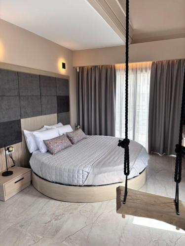 a bedroom with a swinging bed in a room at Kourtis in Paramythia