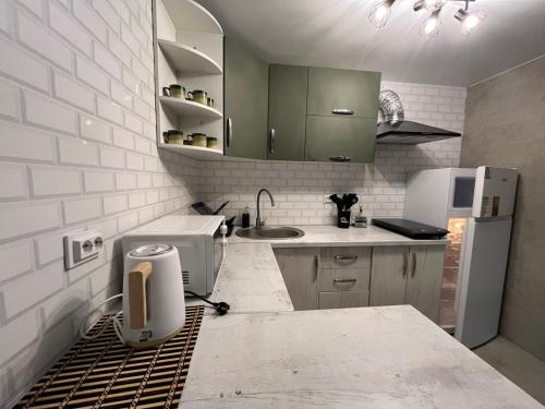a small kitchen with a sink and a refrigerator at Wald Haus in Pulʼmo