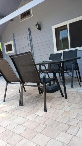 a picnic table and chairs on a patio at Zacisze Domki Letniskowe Karsibór Świnoujście in Świnoujście
