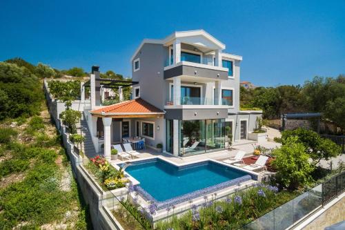 Luxury Seafront Villa Blue Heaven Ciovo with Pool
