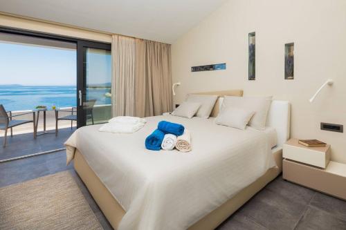 Luxury Seafront Villa Blue Heaven Ciovo with Pool