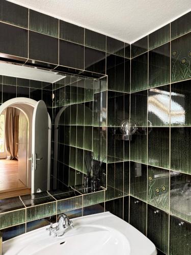 a bathroom with a sink and a mirror at Casa di Rosi in Schechen
