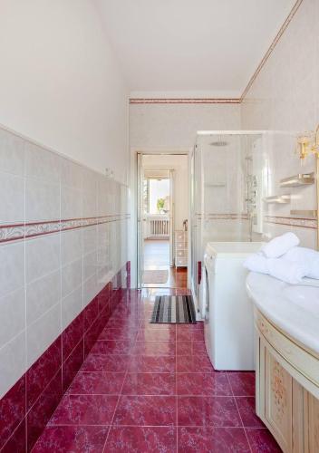 a bathroom with purple tiles on the walls at Nadilla House Castellanza Humanitas Liuc in Castellanza