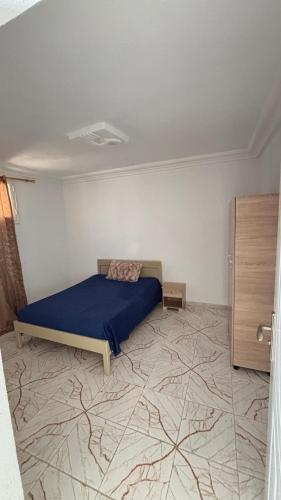 a bedroom with a bed in the corner of a room at hôtel Kridane in Houmt Souk