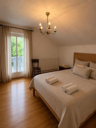 a bedroom with a bed with two towels on it at Casa di Rosi in Schechen