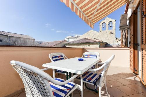 Sunny,spacious apartmant Pag