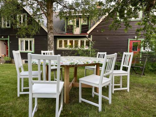 a white table and chairs in a yard at Visseltofta old café - unexpected and picturesque in Osby
