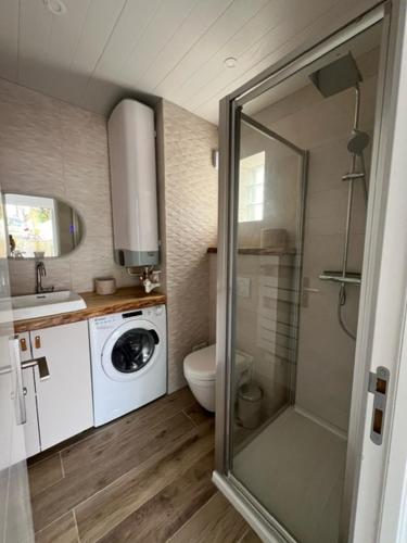 a bathroom with a toilet and a washing machine at Studio face plage / centre ville in Arcachon
