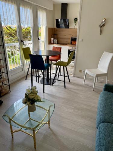 a living room with a table and chairs at Escale Berckoise Studio Cosy Proche des Phoques in Berck-sur-Mer