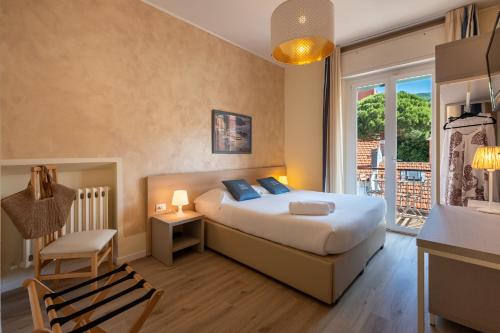 ein Hotelzimmer mit Bett und Balkon in der Unterkunft Hotel Doria in Cavi di Lavagna
