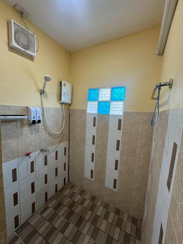 a bathroom with a shower and a shower at น่านสุขโข โฮมสเตย์ in Ban Na Tho