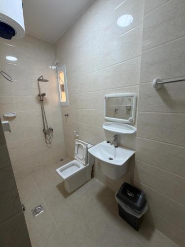a bathroom with a sink and a toilet at حياة صحلنوت in Salalah