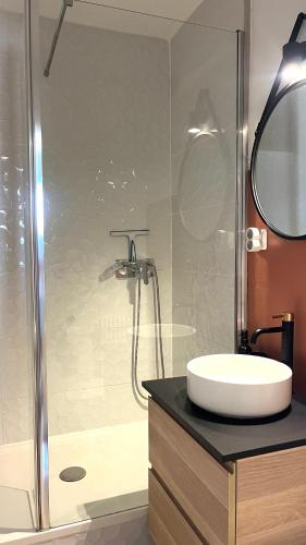 a bathroom with a sink and a shower at Un,Deux,Trois...Soleil in Le Pradet