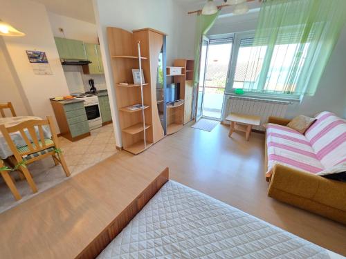 SANDRA KAT Apartment near sea and beach