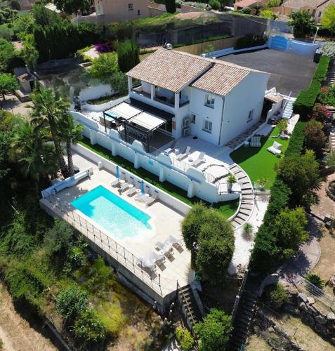 an aerial view of a house with a swimming pool at La Bohem'Azur Villa Golfe St Tropez 170m2 5 chambres Piscine Spa Magnifique Vue Dégagée Déco Bohème Chic in Sainte-Maxime