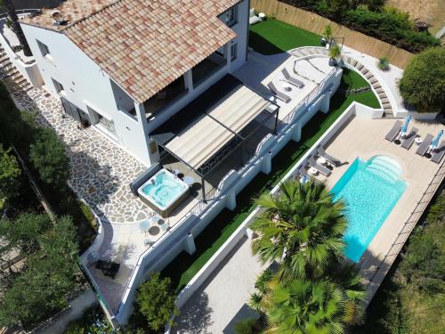 an aerial view of a house with a swimming pool at La Bohem'Azur Villa Golfe St Tropez 170m2 5 chambres Piscine Spa Magnifique Vue Dégagée Déco Bohème Chic in Sainte-Maxime